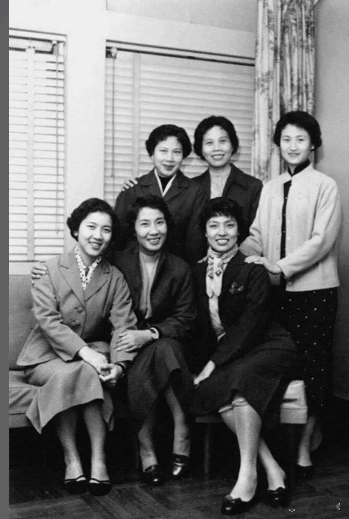 1961年1月，上海越剧院赴香港演出期间的合影，前排左起吕瑞英、袁雪芬、金采风，