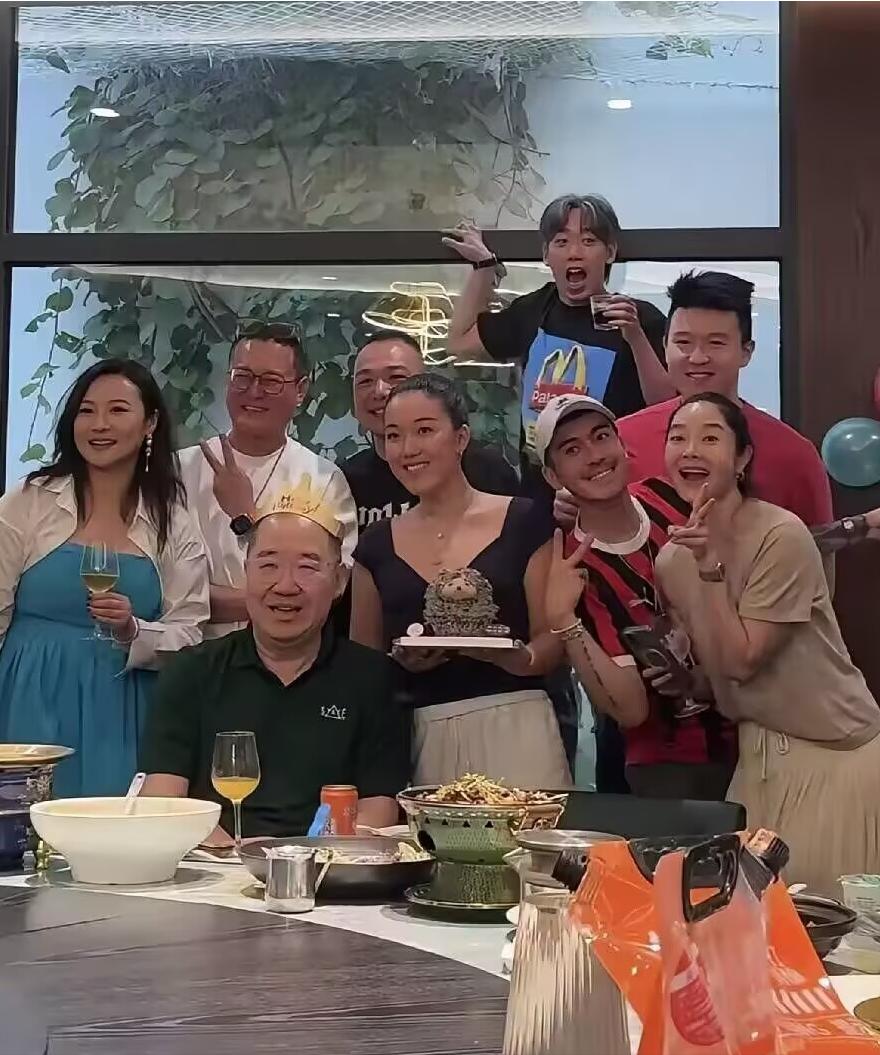 英达这下笑不出来了，不是他又离婚了，而是他办66岁寿宴，大儿子巴图没到场