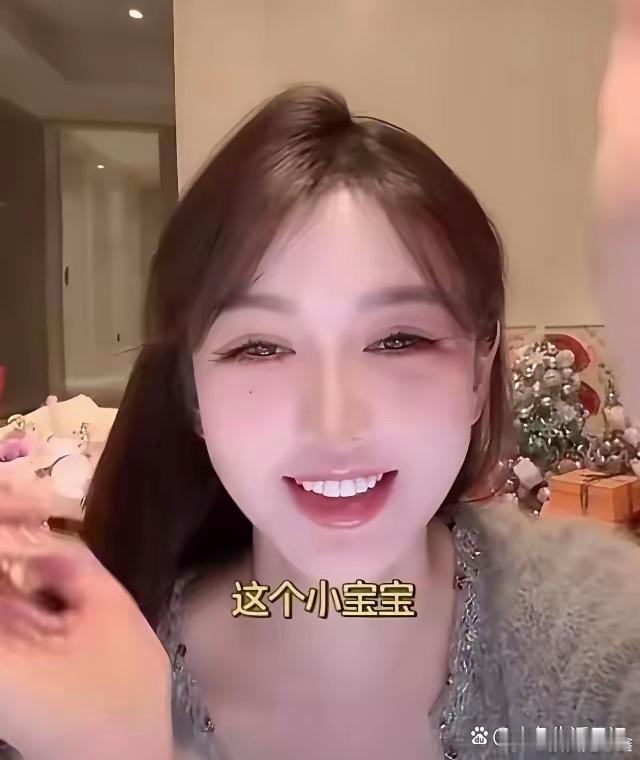 叶珂自己在直播里说了，跟黄晓明是在孕晚期分的手，女儿出生证上父亲那栏直接空着，而黄家老太太过生日，全