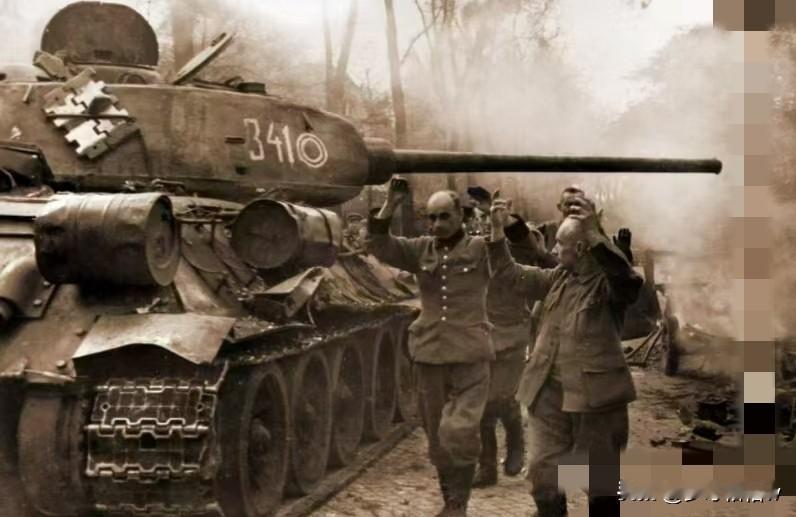 1945年4月30日德三小胡子元首结束自己的生命以后，在柏林，德三军队已经开始逐