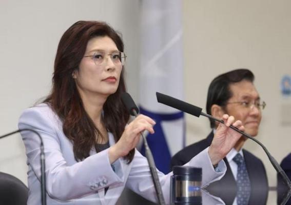 台湾评论员郭正亮曾说：＂我认识的国民党人里，没有一个主张两岸统一；连战、吴伯雄、