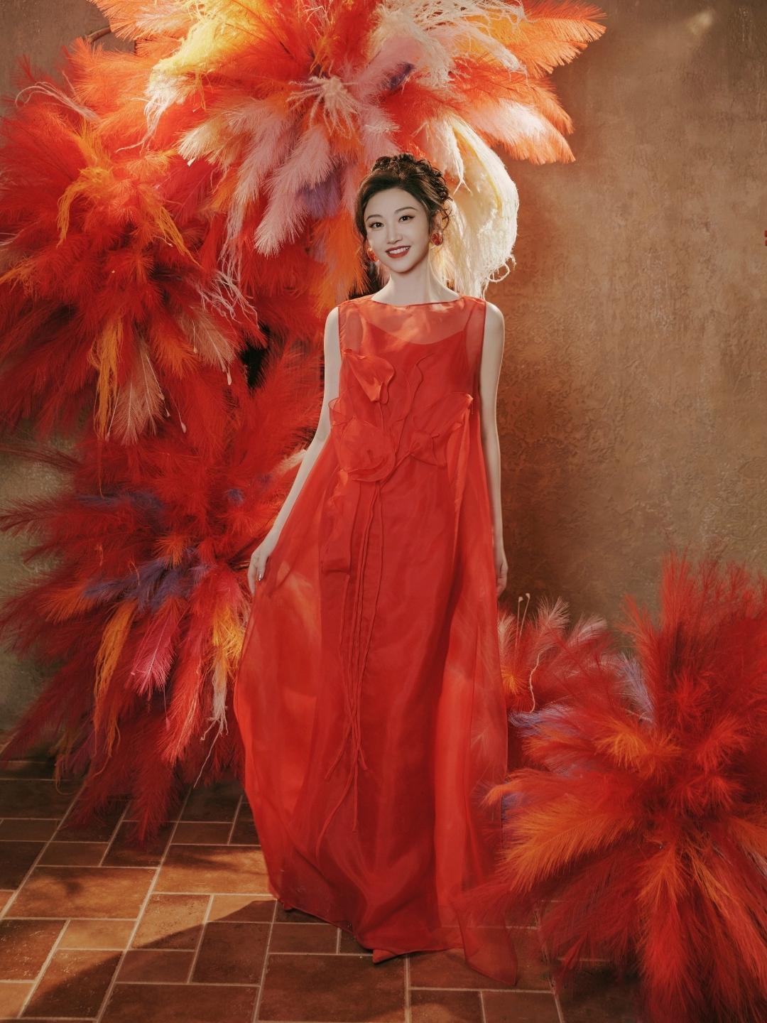景甜一组新春国风大片惊艳亮相，以红羽为幕、瑞兽为礼，将东方浪漫与马年吉庆完美相融