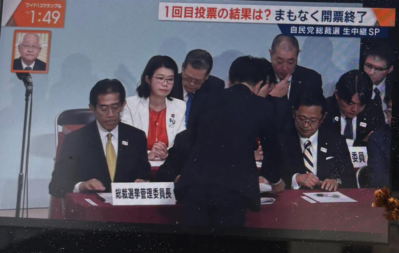 【日本自民党总裁选第一轮结果出台：高市早苗183，小泉进次郎164】新首相究