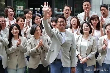国民党台北市长参选人蒋万安、民进党台北市长参选人沈伯洋即将就定位，台北选战正式开