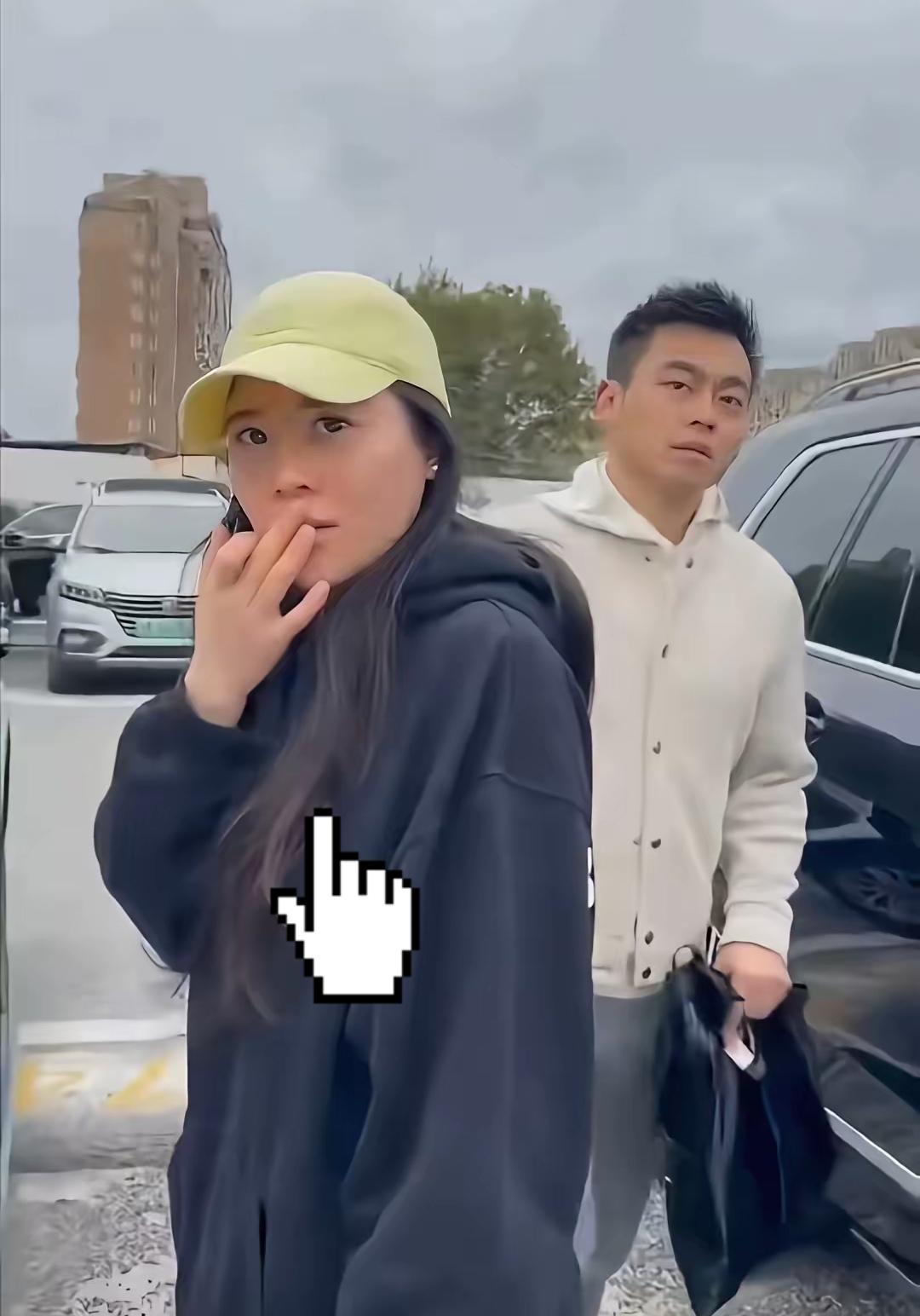 终于看清了！戴黄帽子的王小三，穿的卫衣竟是国际大牌巴黎世家。面对妻子冷静