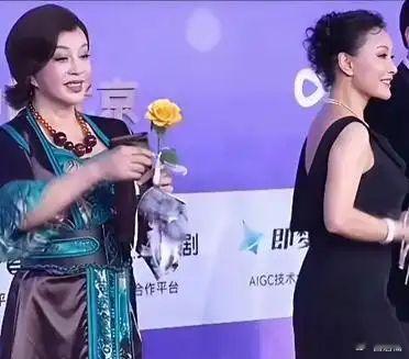 说不尴尬是假的，真的太明显了！在签名这个环节，当唐国强签名完，他是绕过刘晓庆，最