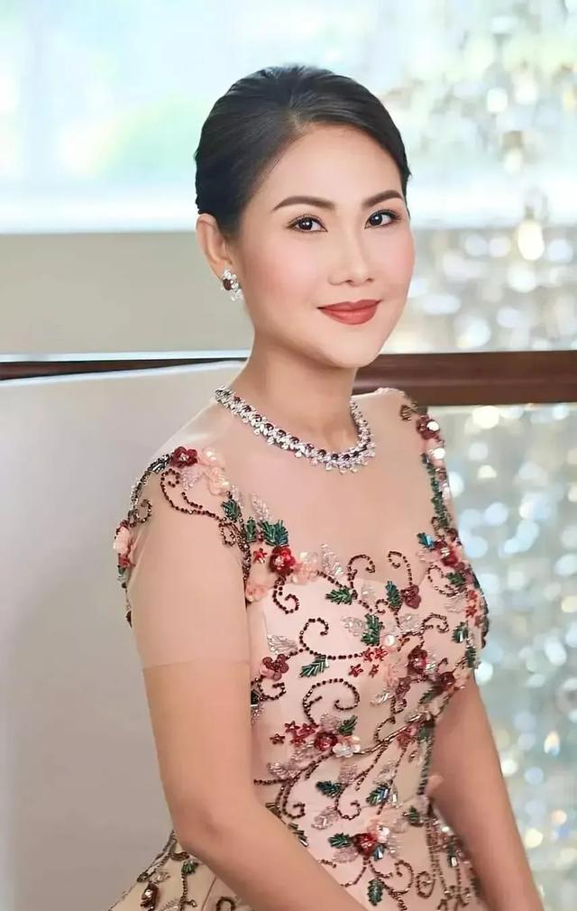 万万没想到，柬埔寨如今最有权势的女人不是莫尼列太后，也不是首相夫人，而是洪森的大