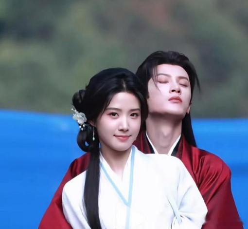 卢昱晓这是把拍戏理解成拍写真了吗？每一帧都像在找角度出片。
