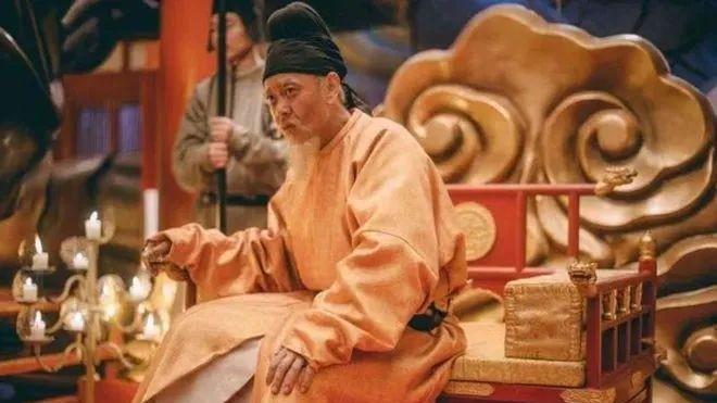 722年，40万安南人造反，满朝文武竟无一人应战，唐玄宗在大殿上气得破口大骂。就