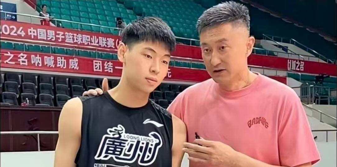 崔永熙是会吹杜峰彩虹屁的，直言杜峰的战术与NBA接近，此言一出，不仅肯定了杜峰的