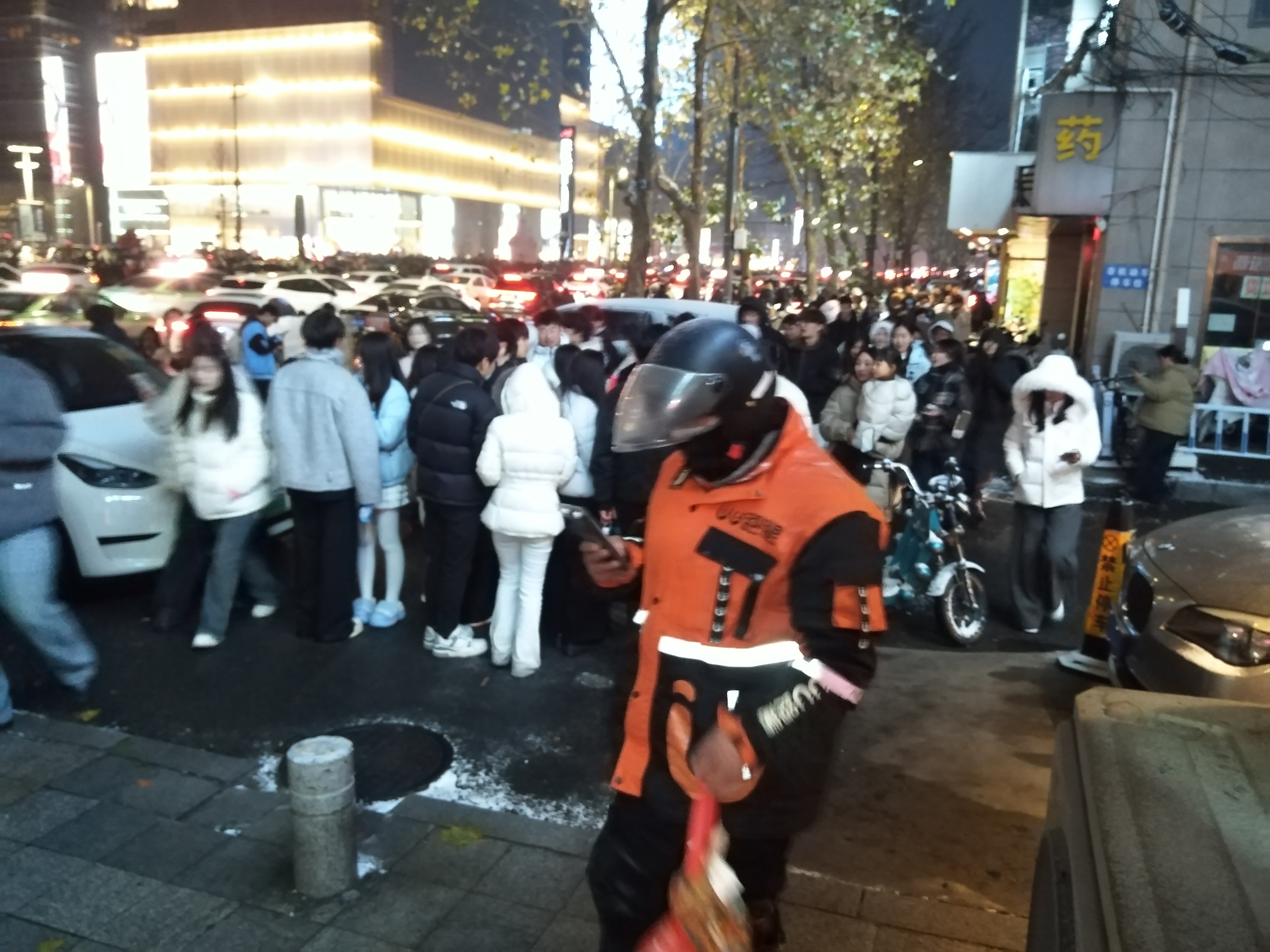 郑州跨年夜人流如潮