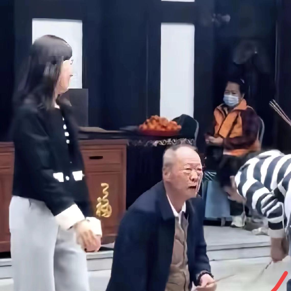 据说这老爷子是星河地产老板，身家几百个亿，几辈子都花不完的钱，看年纪也到耄耋之年