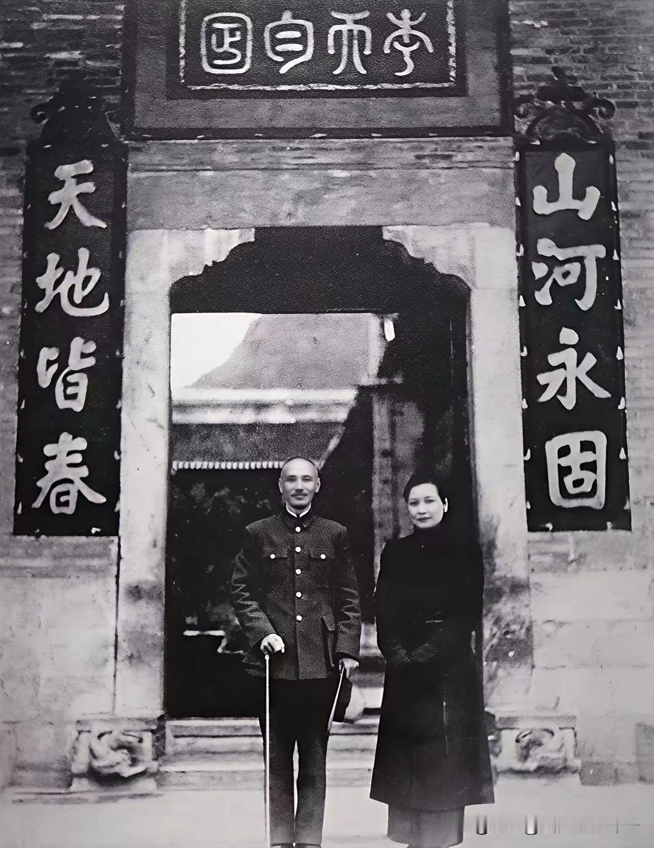 对联“山河永固，天地皆春”，横批为篆书“‌青天白日‌”，被镌刻在‌广西桂林市临桂
