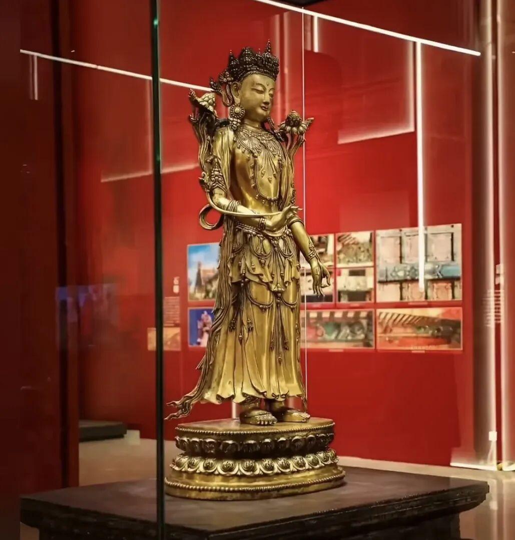 是无法无天，还是阴错阳差？近日，有网友前往艺术展参观，在拍摄“永乐款鎏金铜观音