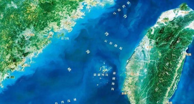 十万辆渣土车、数万台挖掘机、三班倒不打烊，日夜轰鸣、填海造陆，三个月内铺出一条通