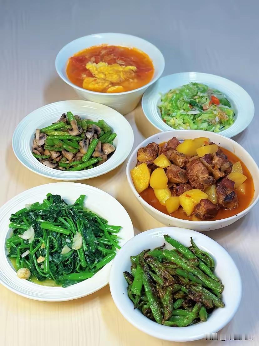 我实在理解不了我妈！我妈今年70岁，每个月2300退休金。昨天过节回去陪她吃饭