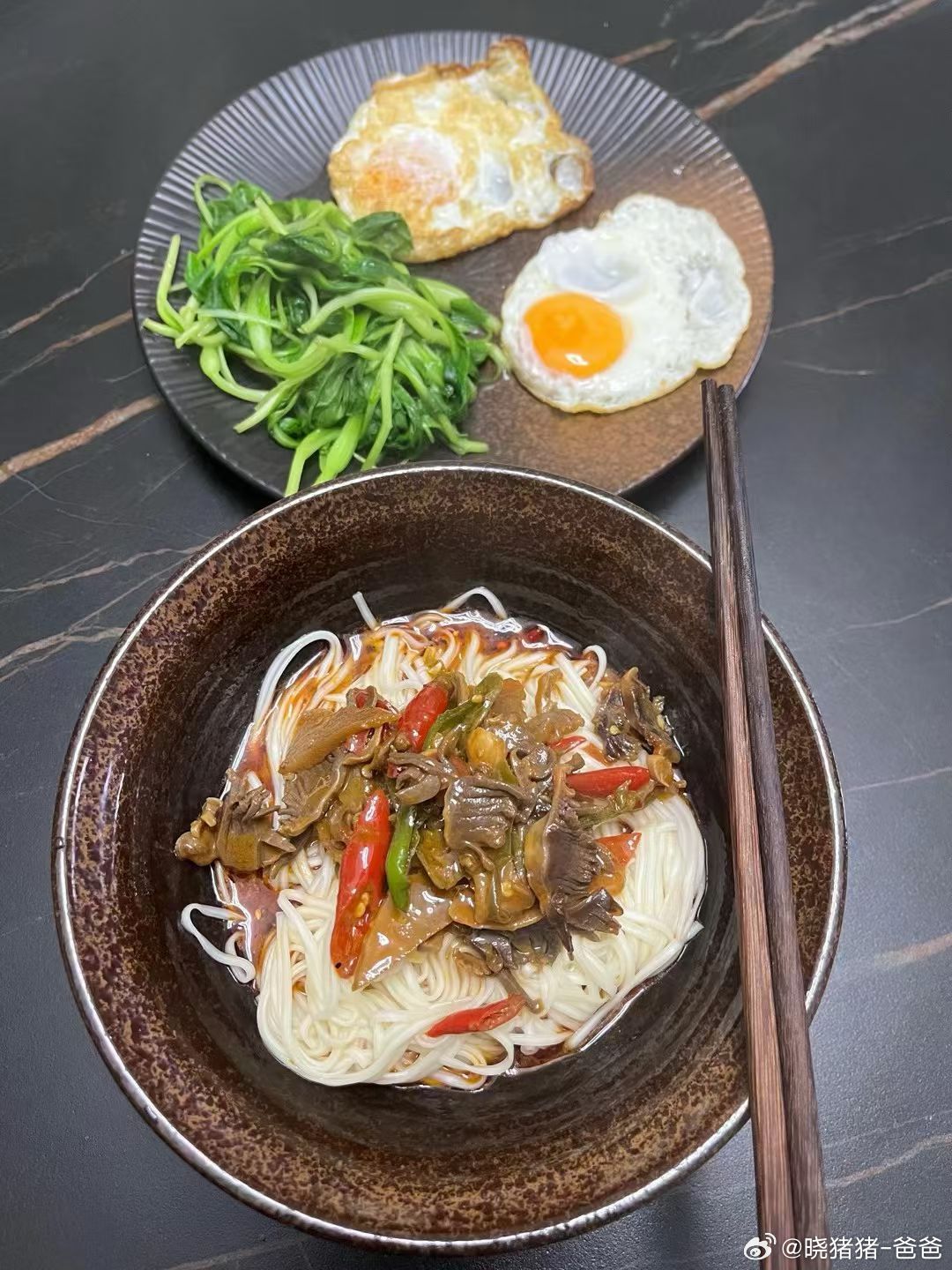 泡椒鸡杂拌面、煎蛋、盐水青菜