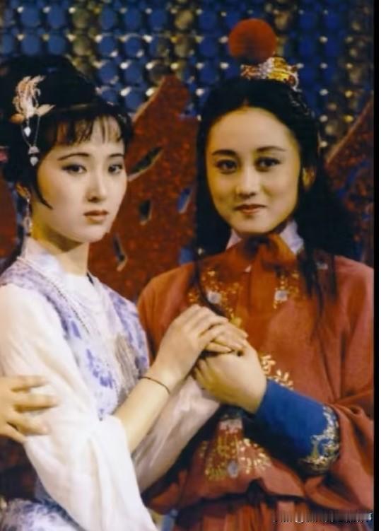 87年陈晓旭带着黛玉妆与利智反串宝玉的唯一同框照，反差感拉满！陈晓旭白到发光，清