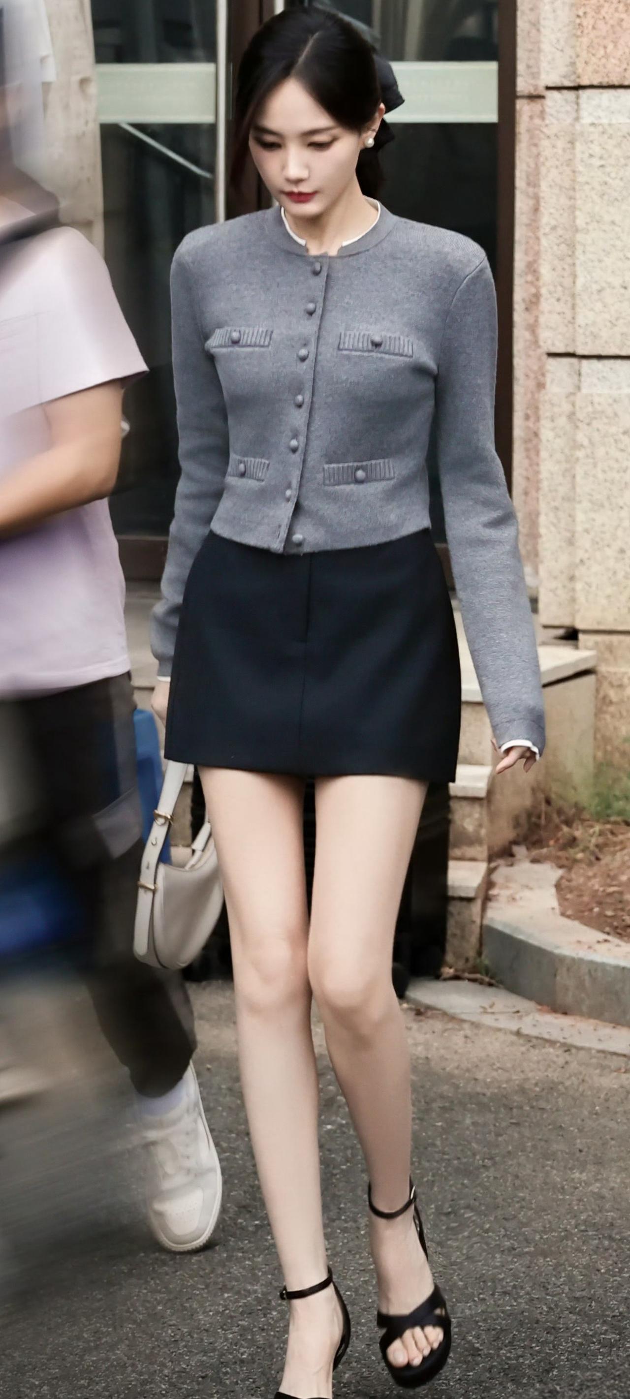 李一桐，优雅气质穿搭，灰色针织衫搭配黑色短裙，简约时尚！👗👠李一桐
