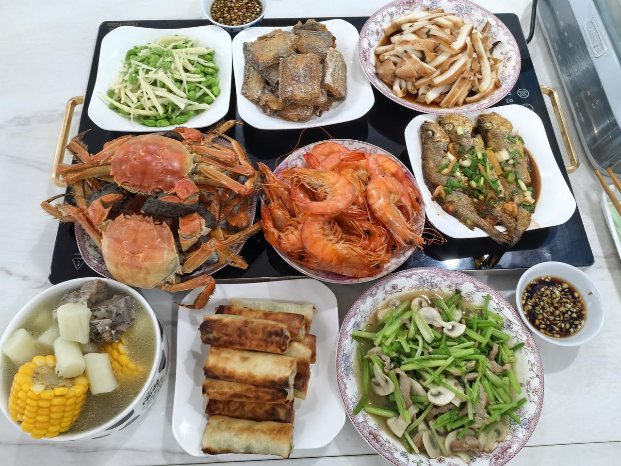 宁波人请客吃饭，做什么菜最客气。今天请两位朋友吃饭，做了螃蟹，虾，