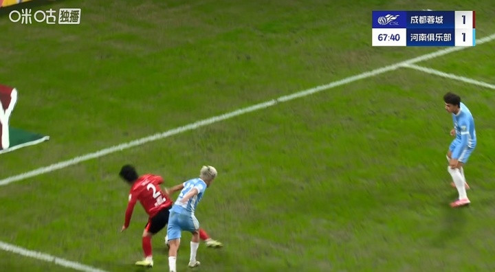 胡荷韬突入禁区时倒地, 蓉城球员向裁判抗议, 裁判未予理会