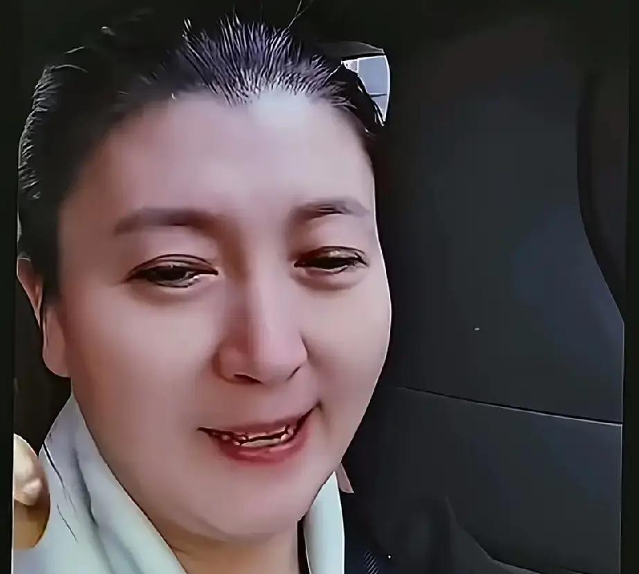 同学晶直播翻旧衣，翻出条墨绿鱼尾裙，说当年花一万二买的，结果穿三次就勒腰，最后九