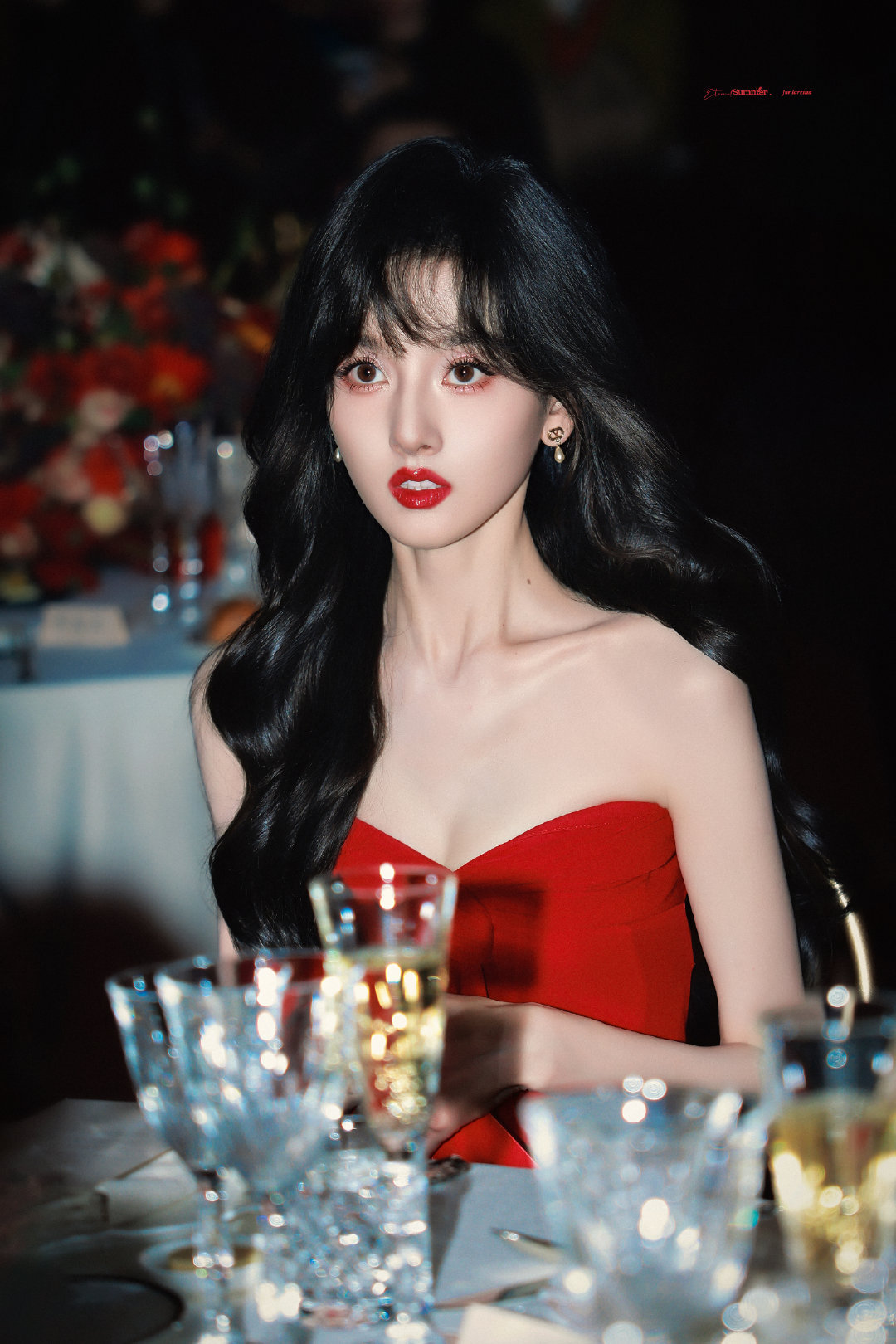 宋祖儿明艳美宋祖儿就这样明媚又大方，红裙卷发知性优雅！！