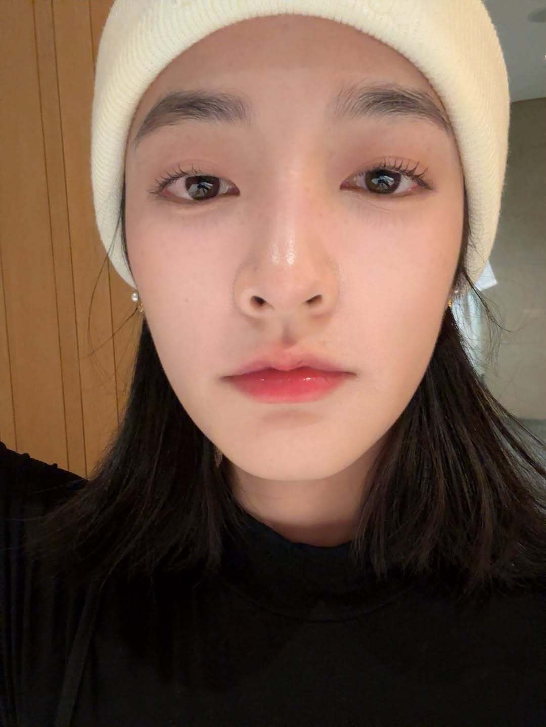 王净戴冷帽自嘲变男生