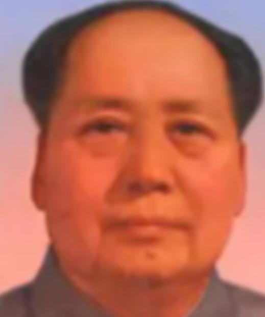 1950年，铁匠朱其升发现家家户户都挂起了毛主席的画像，他越看越觉得眼熟，于是，
