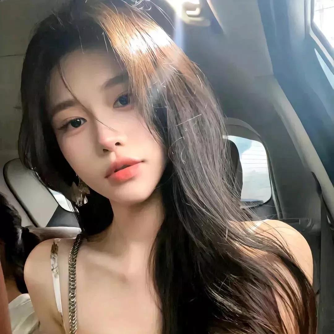 车内自拍，柔光下白皙肌肤，精致妆容，长发飘逸，自然美丽。车后座自拍车景自拍车