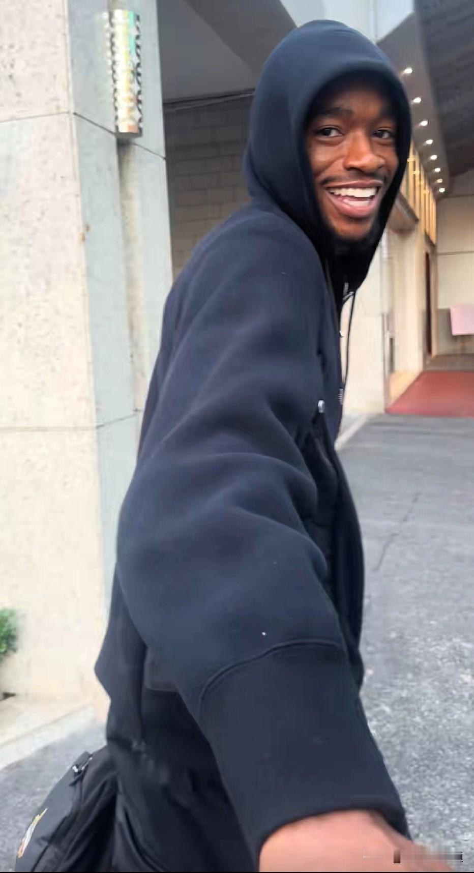 这个是不是广东男篮球迷心心念念的萨姆纳？哈哈，已经到俱乐部报到了。昨天还有人讨