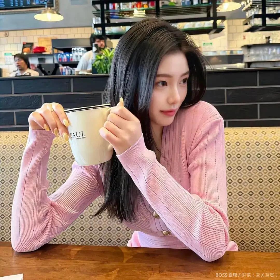 很多人羡慕在国企上班，有双休、五险一金和丰厚福利，拼命往里钻，几百人争抢一个岗位