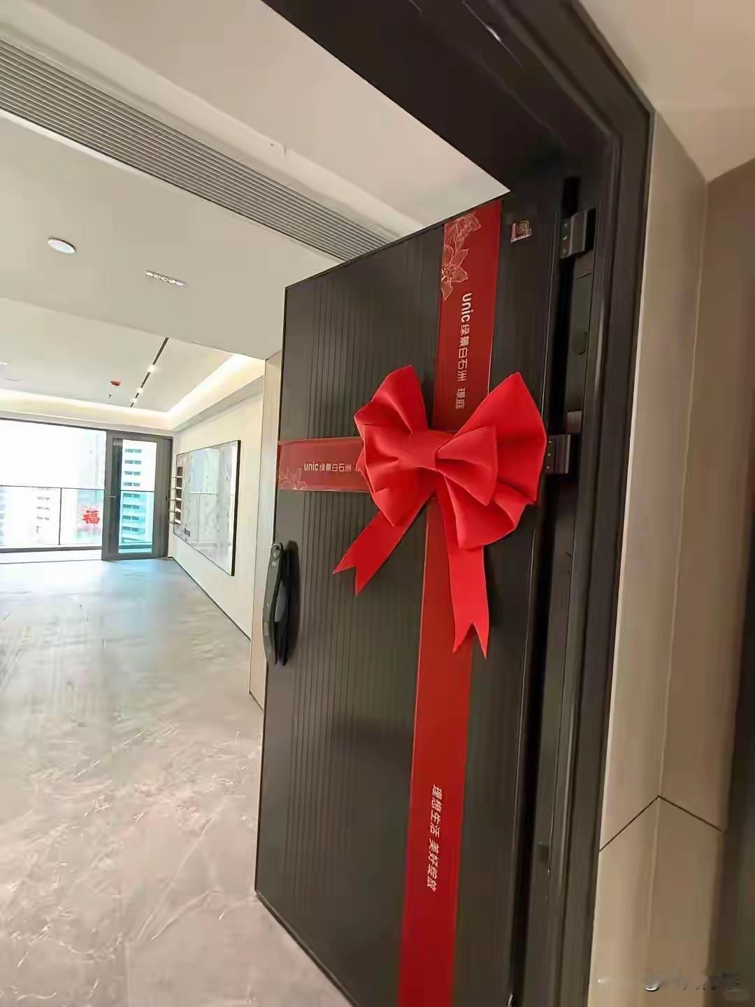 很多人兴奋了，深圳曾经70万打工人住的白石洲这几天正式交房了。！从以前的七层到现