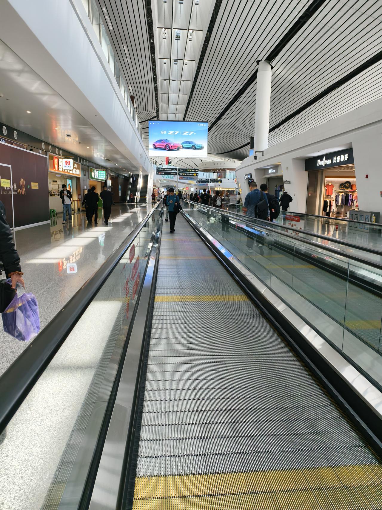 全国最大的机场得说说北京大兴国际机场。它那规模相当震撼，总面积达到了70万平方米