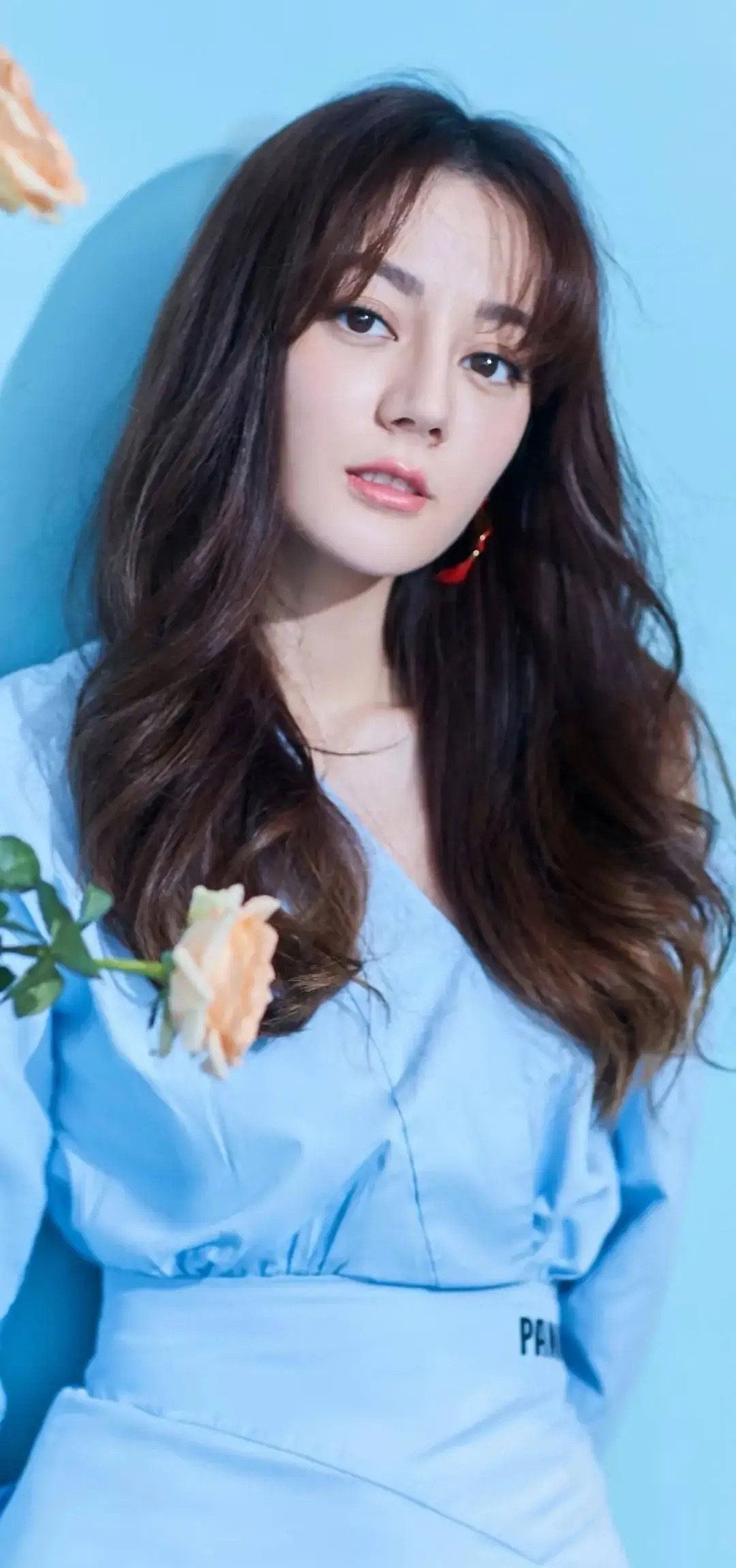 迪丽热巴被骂疯了，不是礼服太惊艳，也不是红毯出状况，而是因为新剧路透里“抱自己”