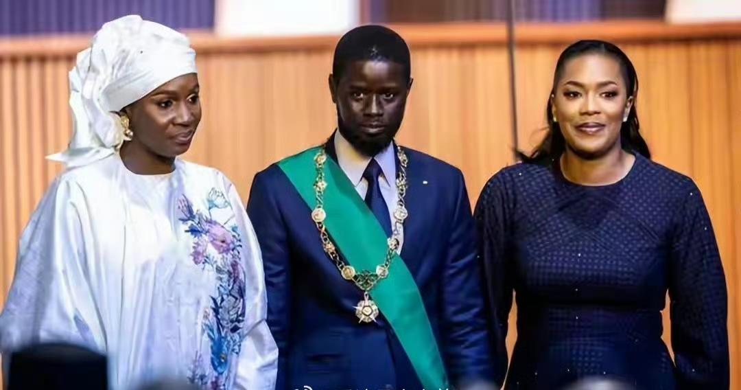 看来黑人也喜欢白一点的！45岁的塞内加尔总统法耶带着两位夫人庆祝塞内加尔队夺得