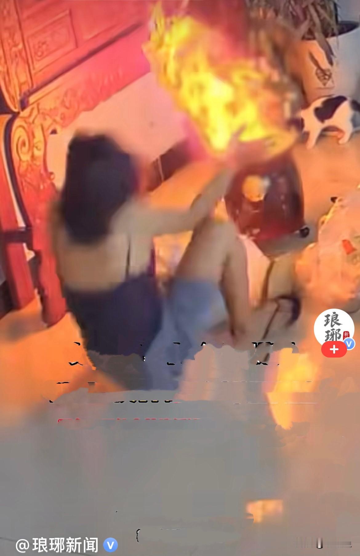 近日，云南一女子给祖先烧纸钱，礼数周全、诚心祭𥘵。她端端正正坐在小塑料板凳上，