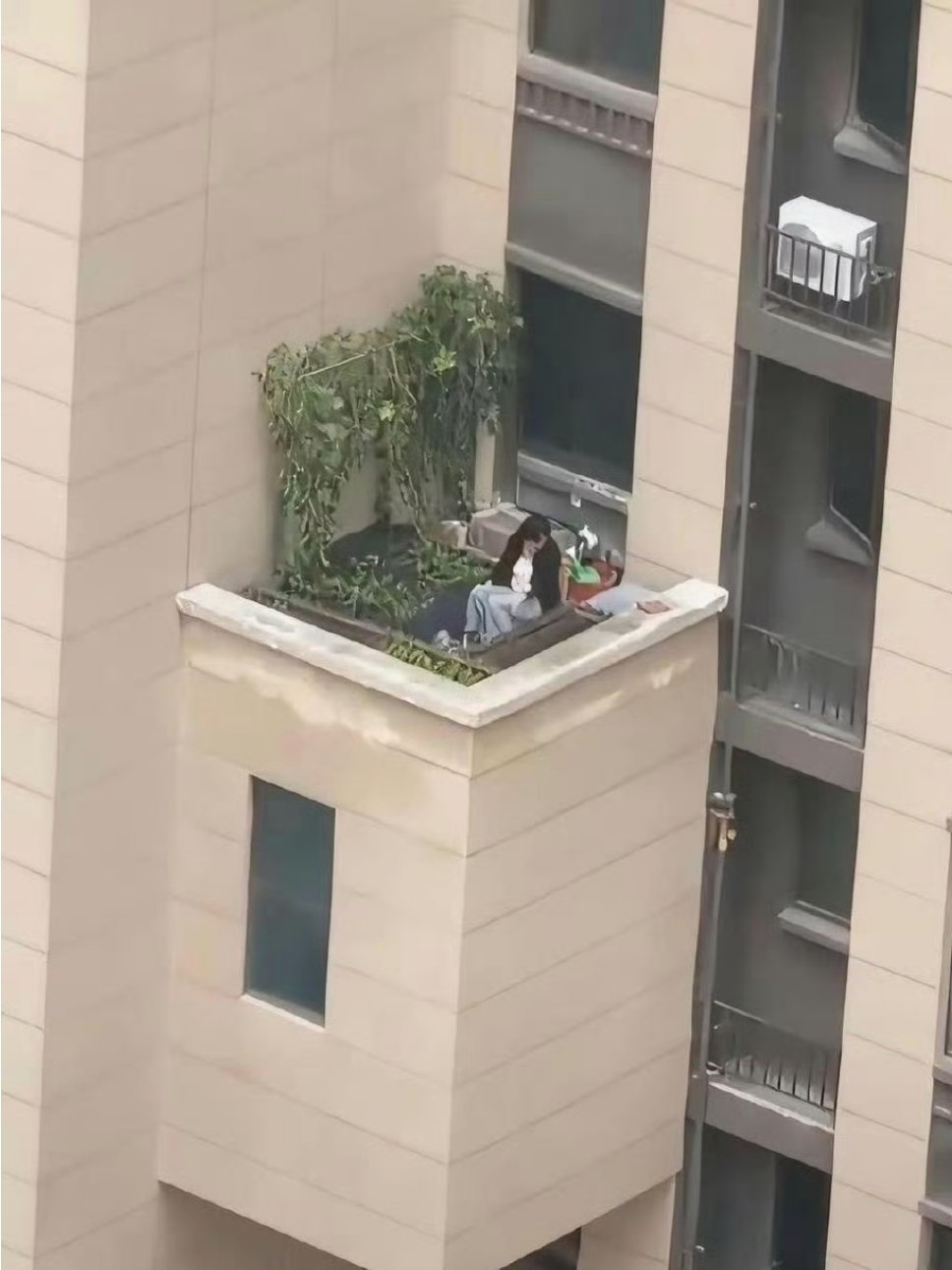 这人怎么给自己建了个阳台？