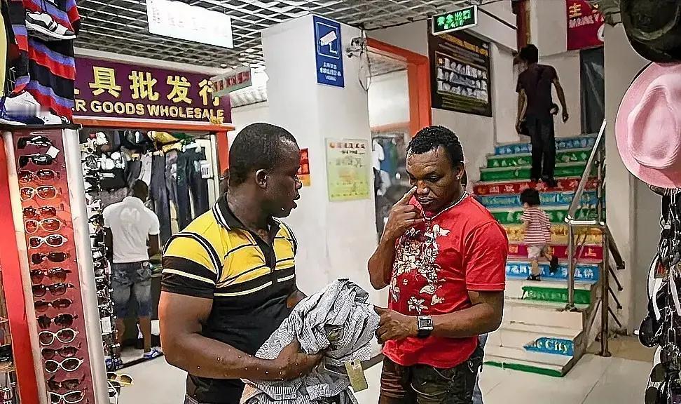 一个非洲阿姨从伦敦飞到广州，只为赶圣诞货源。她在英国摆摊30年，卖肯尼亚手工串珠