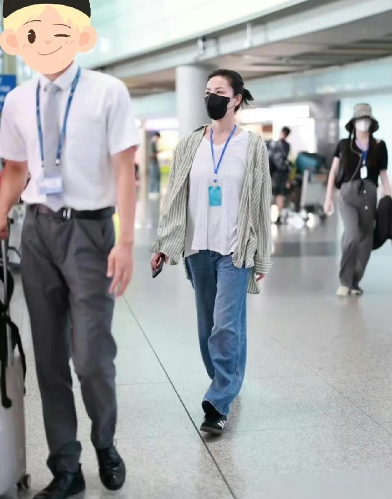 王菲穿件米白衫走机场，全网又炸了。没滤镜没精修，蓝色开衩裤配双白鞋，往那一站，那股劲儿谁也学不来。评