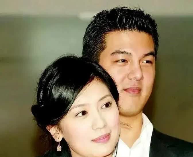 2005年，贾静雯与孙志浩未婚生子。但生产那天，孙志浩却说：“我弱精症哪来的孩子