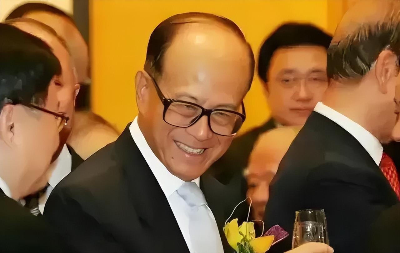 只剩不到8天时间，李嘉诚集团就要对美国卖出港口了？中方终于出手将军，打了美国以及