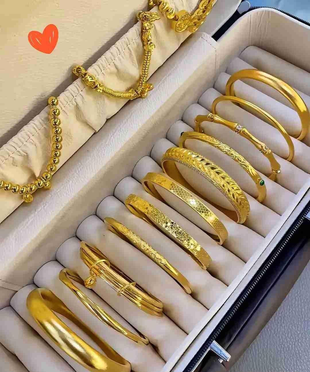 今天差点跟风买了黄金，不是因为金价跌了多少，是我姐突然发来消息，说她上周刚入手了