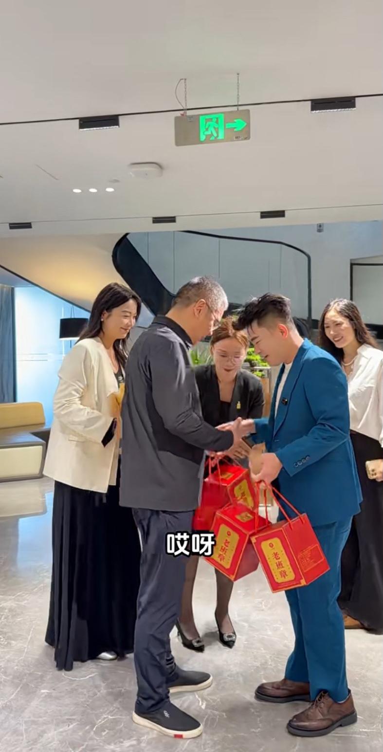 福建林熙公子，拿着价值40000元的老班章普洱茶，拜访舍得集团董事长蒲吉洲。以前