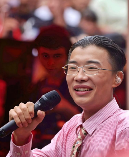 谁敢相信？一个现象级的大网红，陨落的会如此之快。这位名叫郭有才的网红，自20