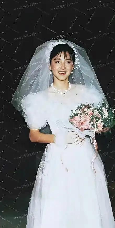 当年被全网笑话“又土又壮”的那件婚纱，居然是香奈儿老佛爷求着林青霞穿的高定孤品，