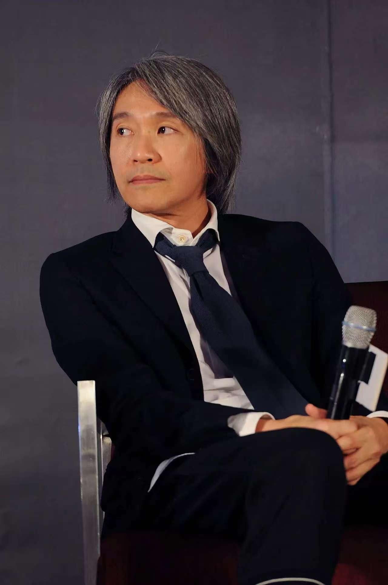 2025年，主持人问王晶:“周星驰演戏好、票房高，为什么只拿过一次影帝，而梁朝伟