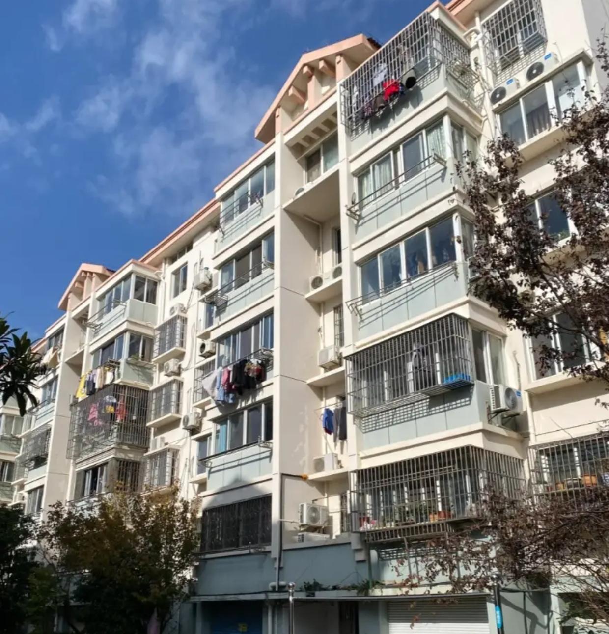 同事卖一套4楼的步梯房，上月有买家出价146万，他已经满意，可老婆非说留下的家具