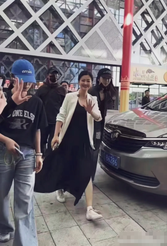 梅婷现身连云港，在玉器店花钱毫不手软，两手提满购物袋。梅婷状态也是不错！白色西