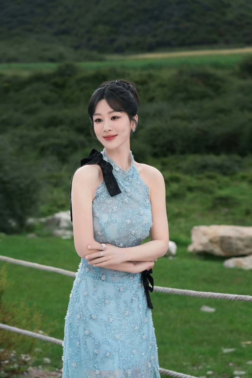 杨紫高盘头造型杨紫蓝色挖肩裙杨紫高盘头造型好好看！​​​